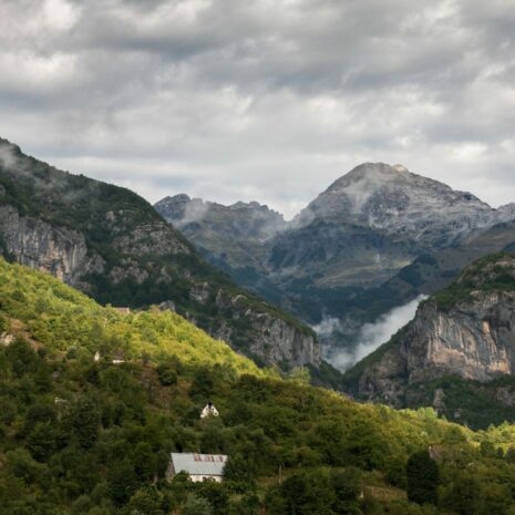 Pohlad na dedinu, Curraj i Eperm, Albansko, Jakub Raus